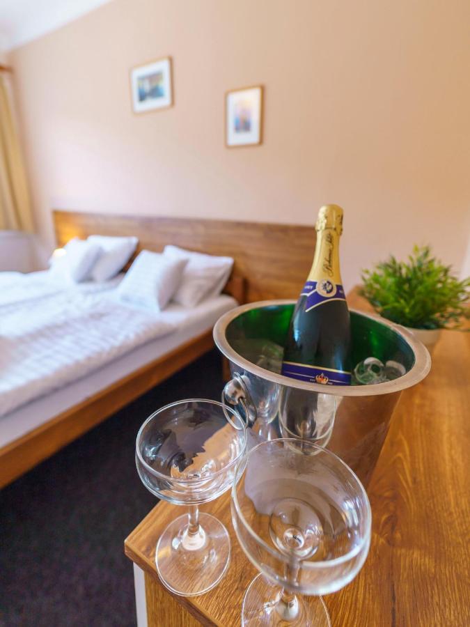 Hotel Hladina Nebrich ภายนอก รูปภาพ